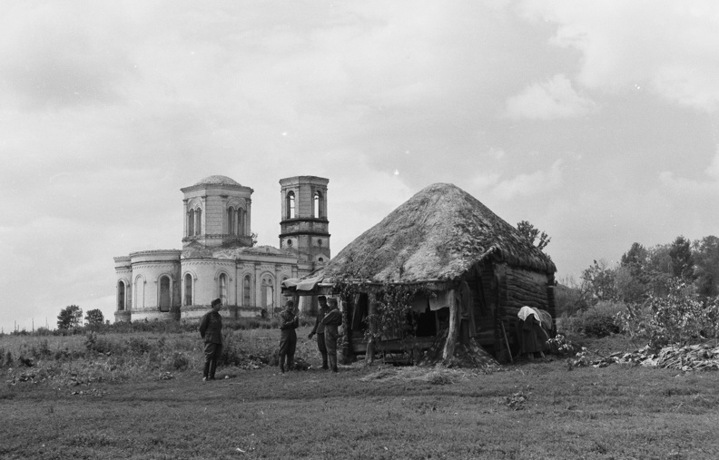hadifogolytábor, magyar hadsereg által adott őrség, háttérben a Szűz Mária Közbenjárása templom.