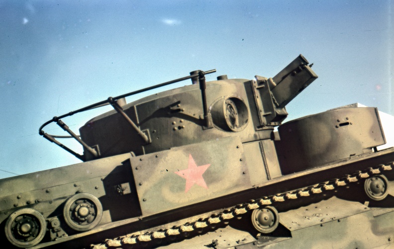 zsákmányolt szovjet gyártmányú T-28 közepes harckocsi az 1942. évi Nemzetközi Vásáron.