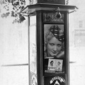 Telefonfülke a Kálvin tér 5. előtt. A reklámon Goll Bea színésznő.