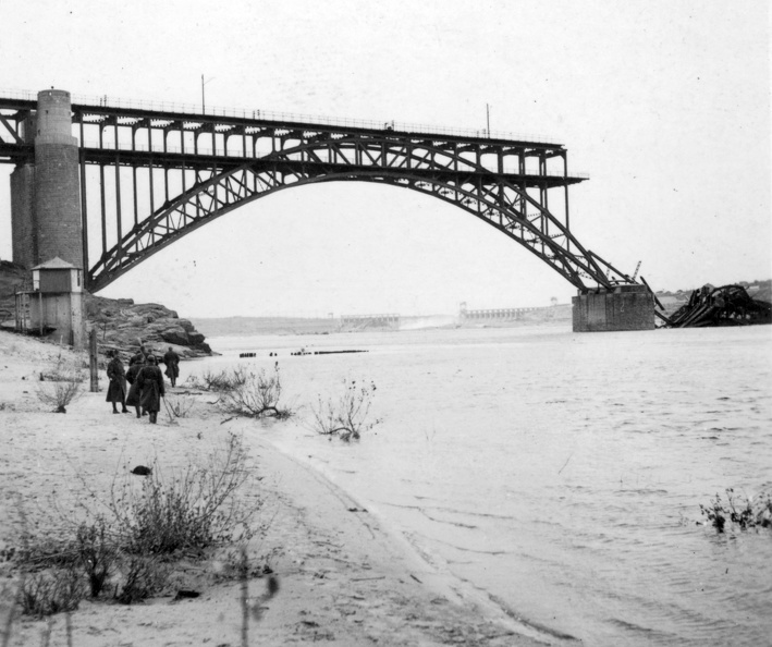 felrobbantott kétszintes vasúti és közúti híd a Dnyeper folyón, háttérben az ugyancsak felrobbantott vízerőmű (1941. augusztus).