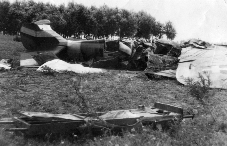 Lezuhant Fiat CR-32 típusú vadászrepülőgép roncsa.