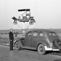 Balatoni műút Lepsénynél, autósmementó, előtte egy Ford V8 Modell 48, 1935-ös kiadású személygépkocsi.