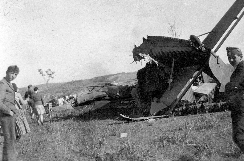 Gyulaj közelében, kényszerleszállás közben lezuhant Junkers Ju-52/3m típusú repülőgép roncsa. 1943. május 19.