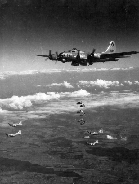 B-17 Flying Fortress bombázógépek a szobi vasúti híd bombázásakor.