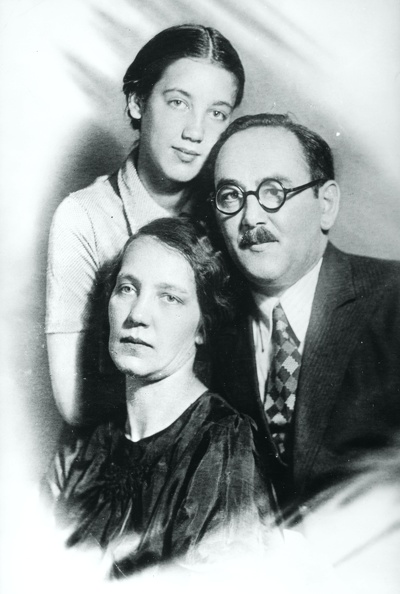 Nagy Imre későbbi miniszterelnök feleségével és leányuk Erzsébet.