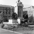 Kossuth Lajos tér, gróf Tisza István megrongált szobra a Parlament északi oldala mellett.