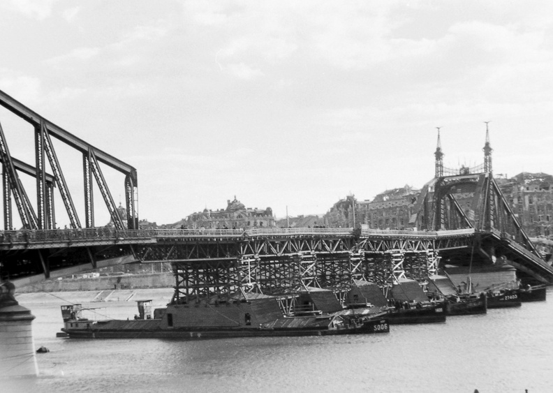 Szabadság híd, a pontonhíddal kiegészített hídroncs.