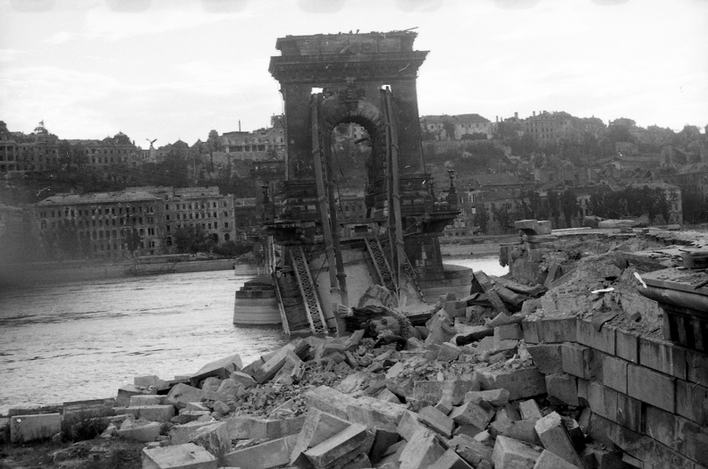 a lerombolt Lánchíd pesti hídfője, háttérben a romos Királyi Palota.