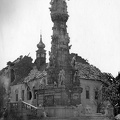 Szentháromság tér. A Szentháromság-szobor mögött a régi budai városháza.