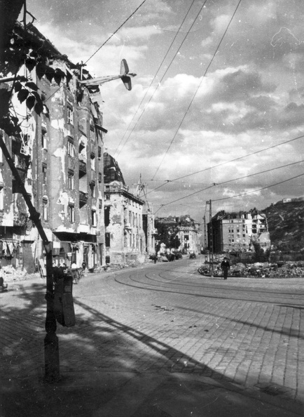 Attila út a Horváth-kerttől a Dózsa György (Palota) tér felé nézve. A vitorlázó repülőgép az Attila út 35 sz. épületbe csapódott.