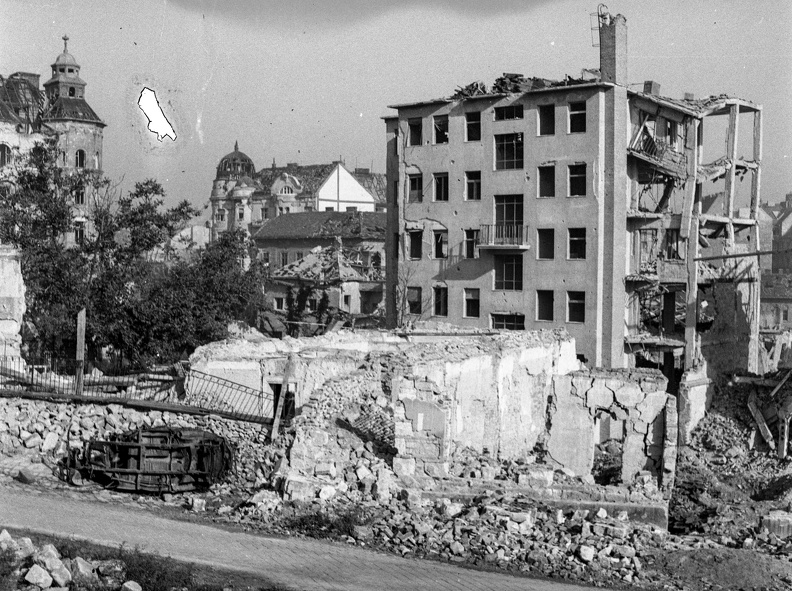 a Hattyú utca lerombolt épületei a Batthyány utca felől nézve. Középen az Apolló mozi romja mögött a Széna tér épületei látszanak.