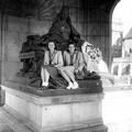 Március 15. (Eskü) tér, Erzsébet királyné emlékműve (Zala György szobrászművész és Hikisch Rezső műépítész alkotása, 1932.).