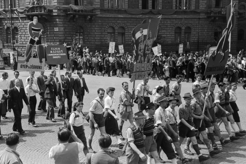 Május 1-i felvonulók az Andrássy úton, a Kodály köröndnél (Köröndnél).