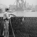 hegesztő-lángvágó szakmunkásnő a budai alsó rakparton az Erzsébet híd elemét darabolja.