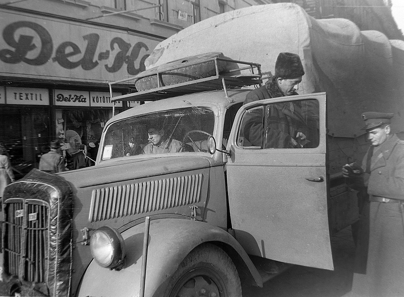 Váci út - Nyugati (Marx) tér találkozása, háttérben a Kádár utca. Opel Blitz típusú teherautó.