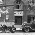 Bakáts tér 8. DKW motorkerékpár és Ford Eifel személygépkocsi.