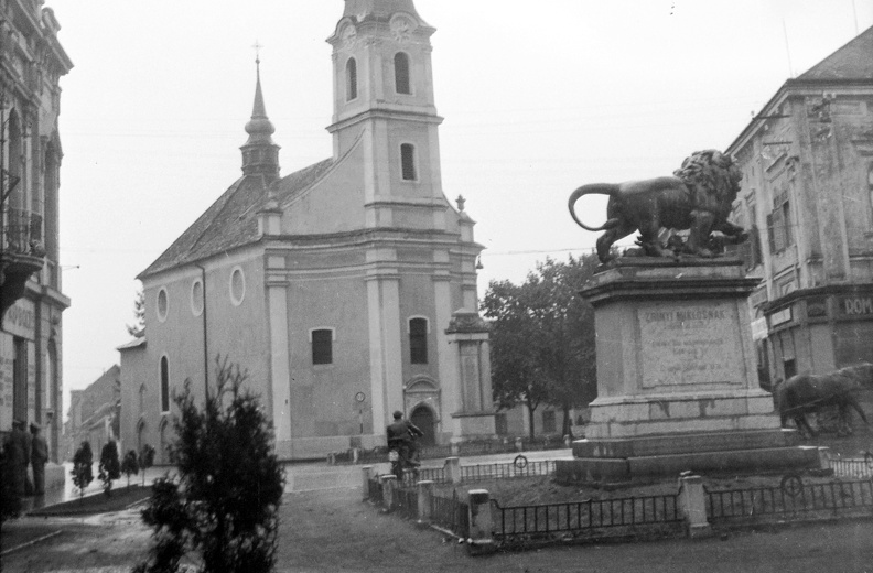 Zrínyi tér a Szent Rókus templom és az Oroszlán-szobor.