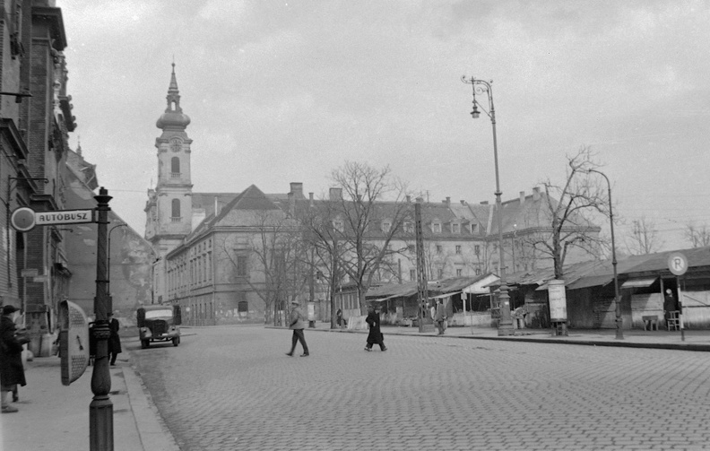 Batthyány tér, háttérben az Erzsébet apácák kórháza és temploma.