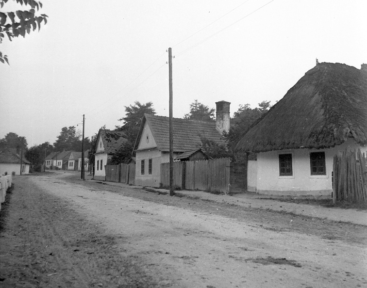 Táncsics Mihály utca a városközponttól Gersekarát felé nézve.