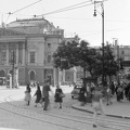 Blaha Lujza tér, Nemzeti Színház a Corvin áruház Rákosi Jenő (Flór, Márkus Emilia) utcai sarkáról nézve.
