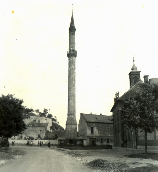 Minaret a Knézich Károly utcából nézve, jobbra a római katolikus templom (volt irgalmasok temploma).