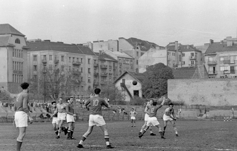 Kőrösy József (Mező) utca, BEAC sportpálya, háttérben a Váli utca, balra a Váli utcai iskola épülete.