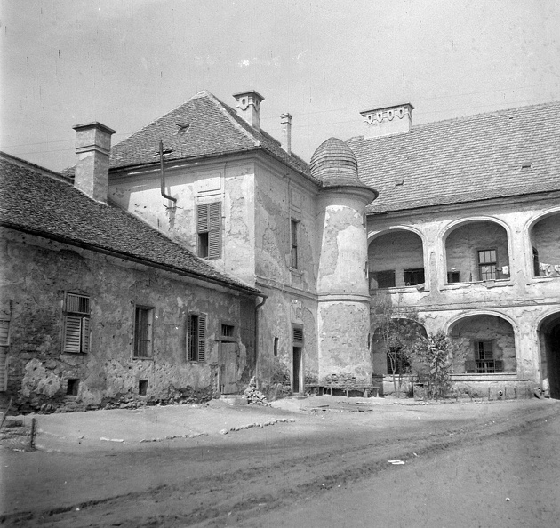Szent István tér 6. Láncos (Luzsénszky) kastély, ma városháza.