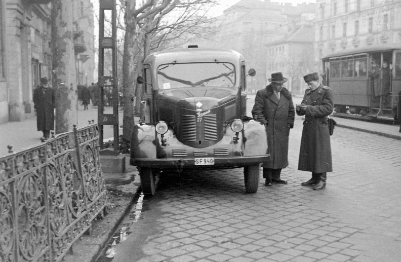 Bartók Béla út 25, a Gellért tér felé nézve. IFA Phanomen Granit 27 teherautó.