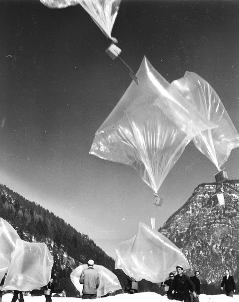 Propagandaanyagot szállító luftballonokat indítanak útnak a Szabad Európa Rádió munkatársai.