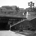 Lánchíd budai hídfője, háttérben a romos Királyi Palota.