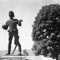 Kardját néző huszár szobra a Palota út - Szent György utca találkozásánál.