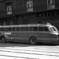 Kossuth Lajos utca, Astoria szálló, előtte a nullszériás Ikarus 55 típusú távolsági autóbuszok egyike.