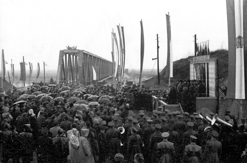 az újjáépített vasúti híd avató ünnepsége.