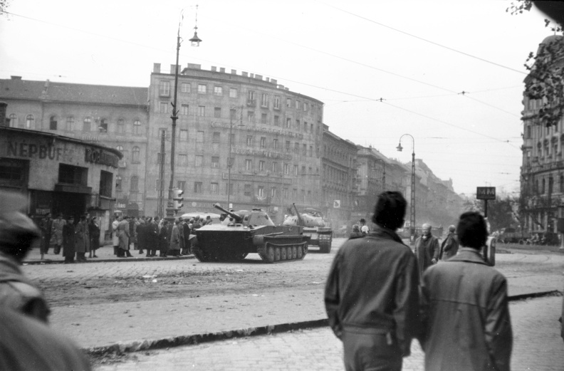 Nyugati (Marx) tér a Nyugati pályaudvar elől nézve. A szovjet csapatok ideiglenes kivonulása 1956. október 31-én.