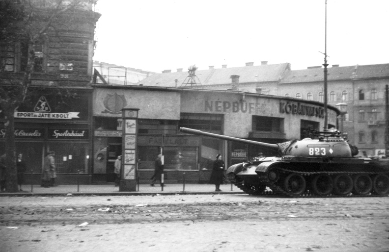 Nyugati (Marx) tér, Népbüfé (Ilkovics). A szovjet csapatok ideiglenes kivonulása 1956. október 31-én. T-54-es harckocsi.