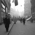 Petőfi Sándor utca a Ferenciek tere (Felszabadulás tér) felé nézve. 1956. október 25-e délután, "véres-zászlós" tüntetés.