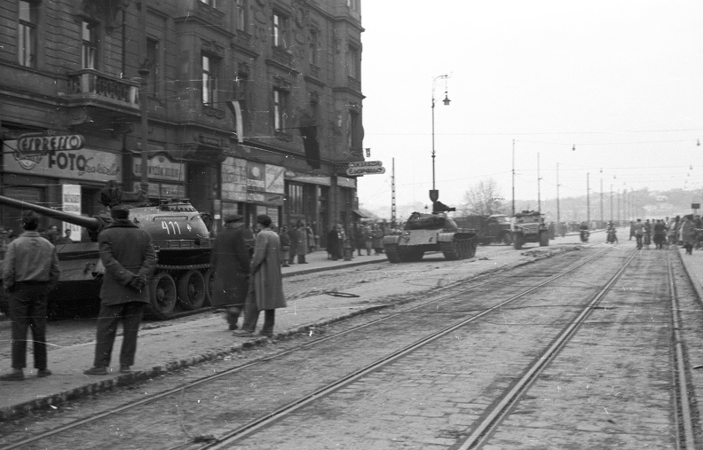 Szent István körút a Margit híd felé nézve. A szovjet csapatok ideiglenes kivonulása 1956. október 31-én.