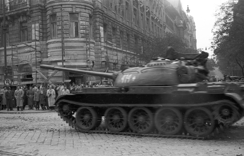 Szent István körút - Falk Miksa (Néphadsereg) utca sarok, T-54 típusú harckocsi. A szovjet csapatok ideiglenes kivonulása 1956. október 31-én.