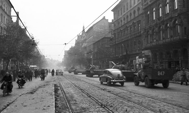 Teréz (Lenin) körút a Podmaniczky (Rudas László) utcától a Szondi utca felé nézve. A szovjet csapatok ideiglenes kivonulása 1956. október 31-én.