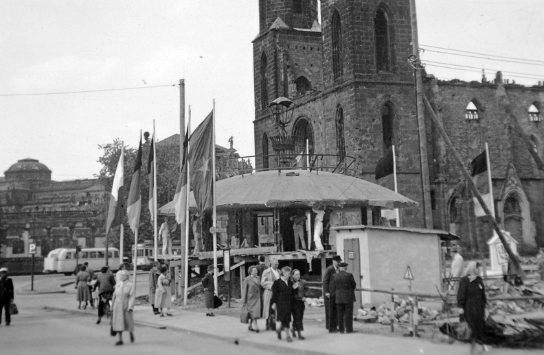 Postplatz, előtérben a Zsófia templom (Sophienkirhe) romjai (1962-63-ban lebontották), háttérben a Zwinger.