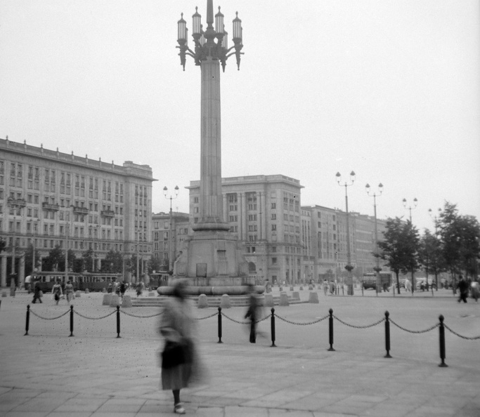 Alkotmány tér (Plac Konstytucji).