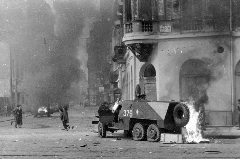 Rákóczi út - Akácfa utca sarok. Kiégett szovjet BTR-152 páncélozott lövészszállító jármű.