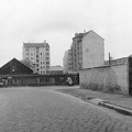Tátra (Sallai Imre) utca vége a Victor Hugó utcánál. Háttérben szemből az Ipoly utca 5/e hátsó homlokzata, valamint Pannónia utca 66. és 68. oldalról-hátulról nézve.