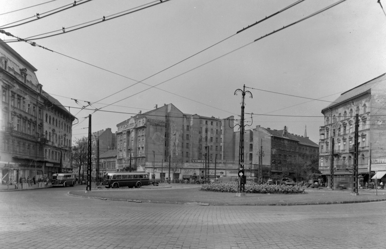 Baross tér, balra a Rákóczi út, jobbra a Rottenbiller utca torkolata.