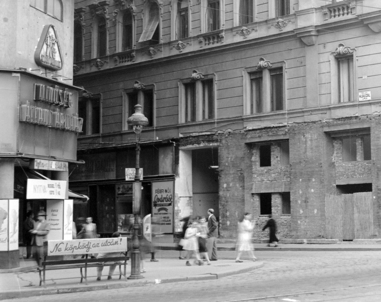 Rákóczi út - Klauzál utca sarka, balra a Minőség Állami Áruház (később Lottó Áruház).