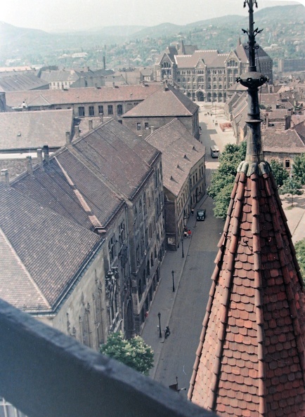 Fortuna utca, háttérben az Országos Levéltár épülete (a Mátyás-templom tornyából fotózva).
