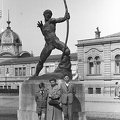 Kisfaludi Stróbl Zsigmond Íjász szobra (1929) a Műjégpálya épülete előtt.