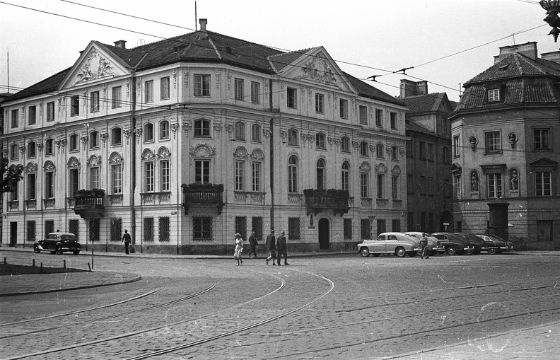 ulica Krakowskie Przedmiescie, szemben a Wesslów-palota.