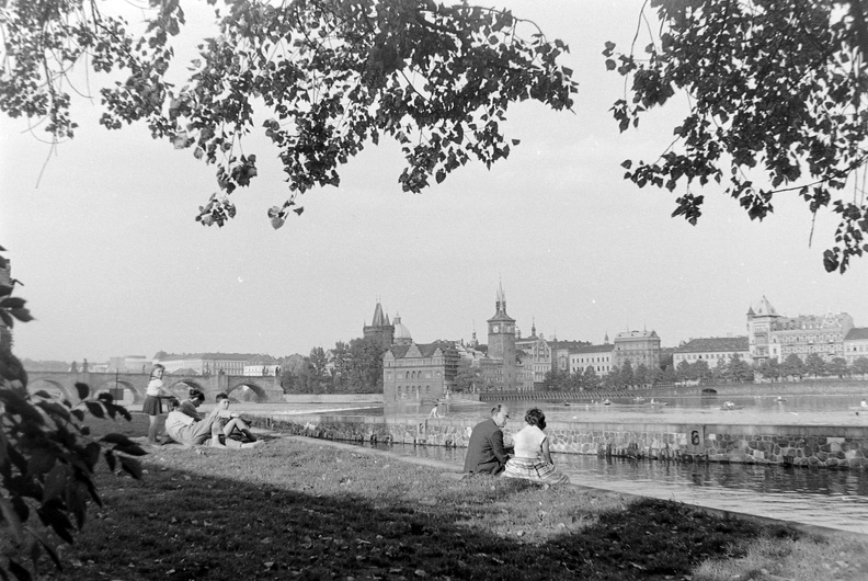 a Moldva-part a Kampa múzeum teraszáról, balra a Károly híd, szemben a duzzasztógát, mögötte a Bedřich Smetana múzeum.