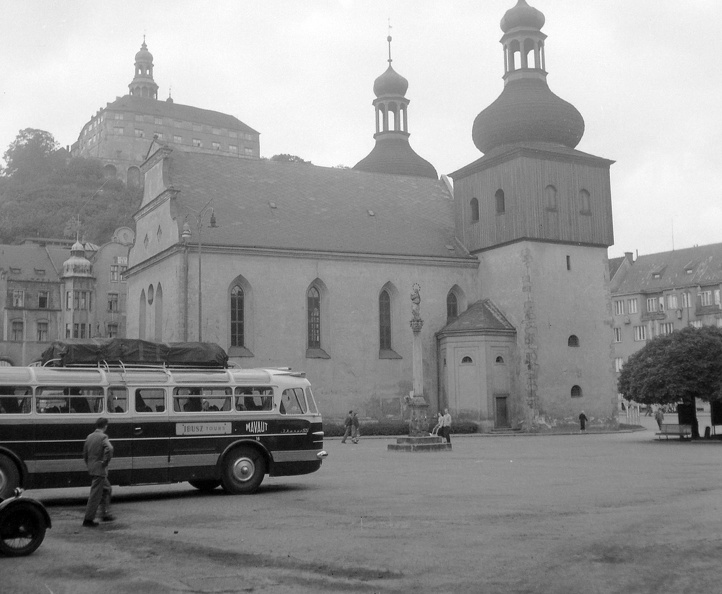 Szent Lőrinc templom, háttérben a vár. Ikarus 55 típusú autóbusz.